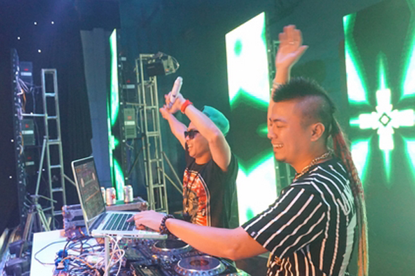 DJ Wang Trần cuồng nhiệt với hàng ngàn khán giả ở Hà Nội